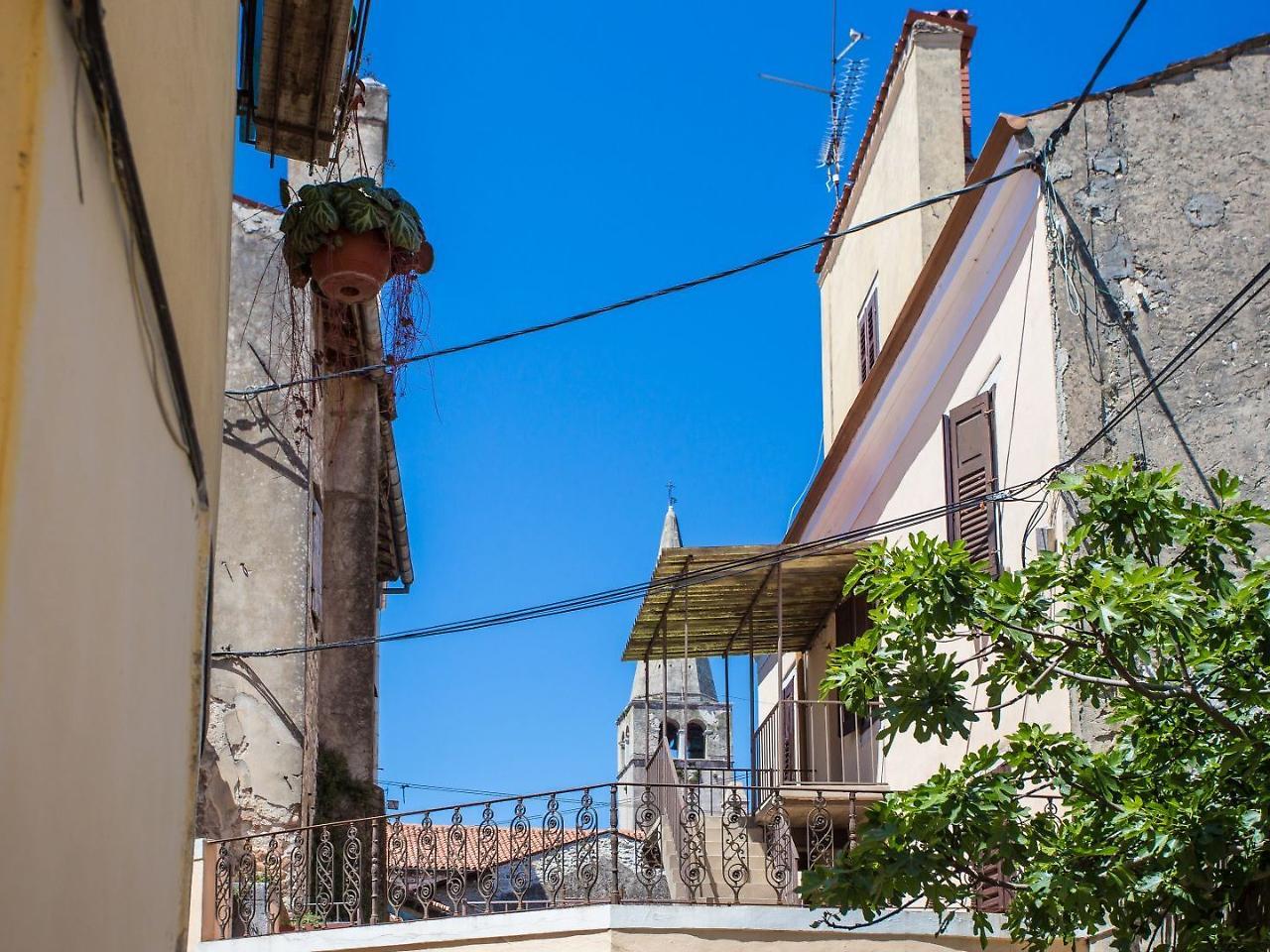 Old Town Apartment *